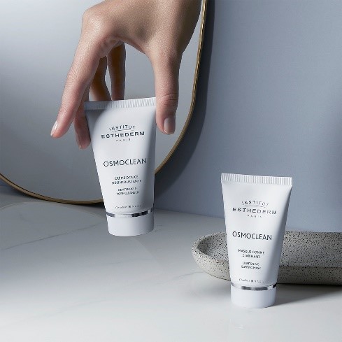 banyoda bulunan esthederm yüz temizleme ürünlerinden ilk olarak gentle deep pore cleanser tercih eden bir el görüntüsü